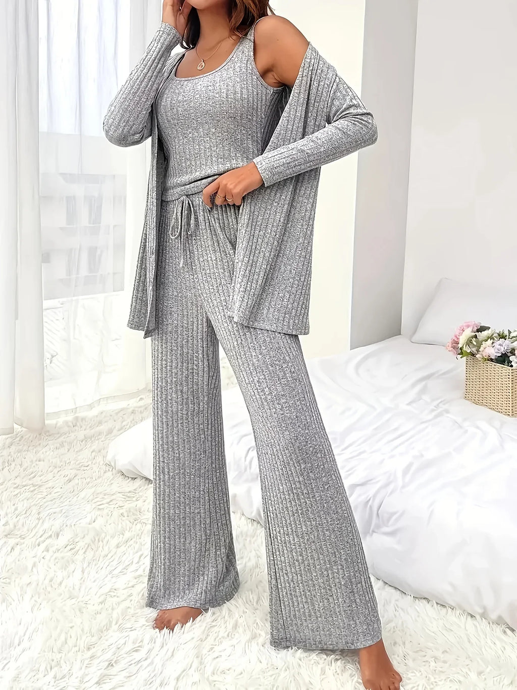 Ensemble trois pièces confortable et polyvalent pour femme : gilet, haut et vêtement d'extérieur, idéal pour superposer les couches.