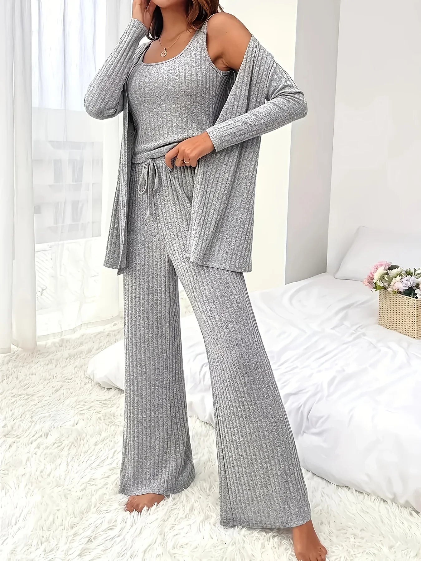 Ensemble trois pièces confortable et polyvalent pour femme : gilet, haut et vêtement d'extérieur, idéal pour superposer les couches.